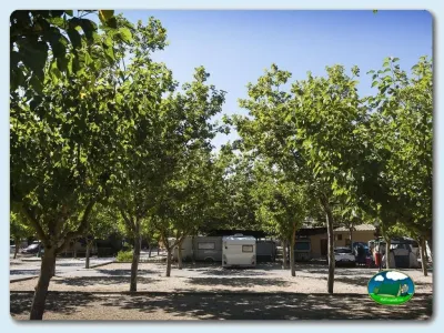 Parcela arbolada con mobil-home del Camping Mariola, Bocairent (Valencia)