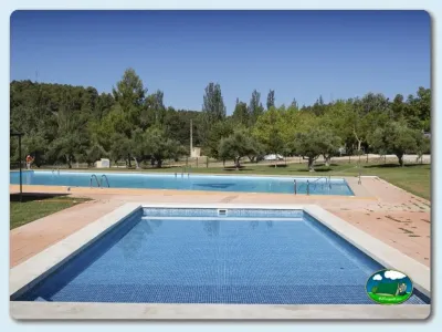Piscina infantil y piscina grande con vistas al río del Camping Mariola, Bocairent (Valencia)