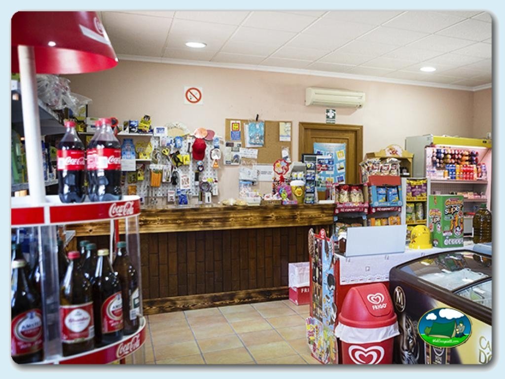 Supermercado en Camping Mariola, Valencia, España