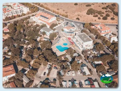 Plano del recinto con piscina y parcelas del Camping Alvor, Alvor (Faro)