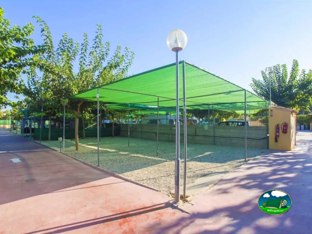 Parque infantil con toldo verde del Camping El Jardín, El Campello (Alicante)