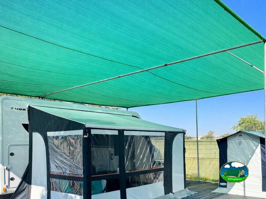 Mobil-home con toldo y zona cubierta del Camping El Jardín, El Campello (Alicante)