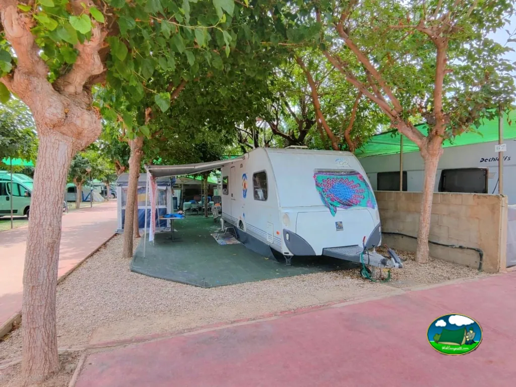 Mobil-home en parcela arbolada con toldo del Camping El Jardín, El Campello (Alicante)