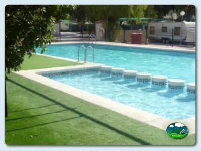 Piscina infantil y piscina principal con vistas al mobil-home del Camping El Jardín, El Campello (Alicante)