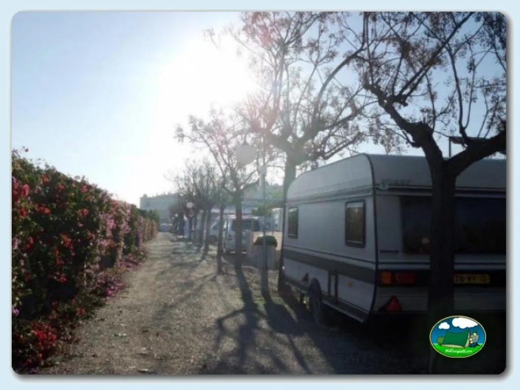 Parcela con mobil-home y setos florales del Camping Bon Sol, El Campello (Alicante)