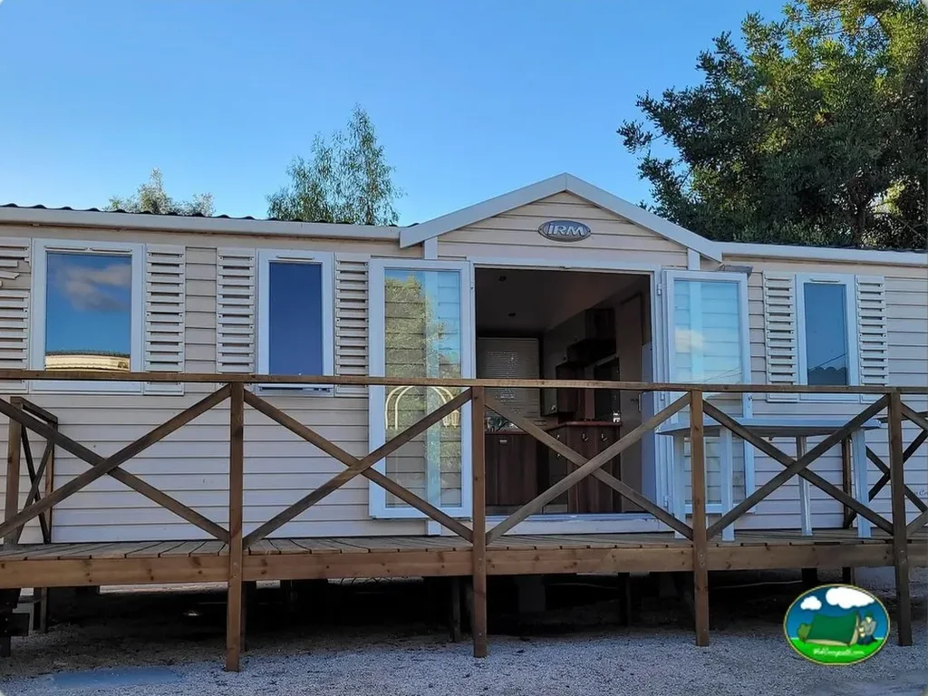Mobil-home con terraza y vistas al bosque del Camping Costa Blanca, Campello (Alicante)