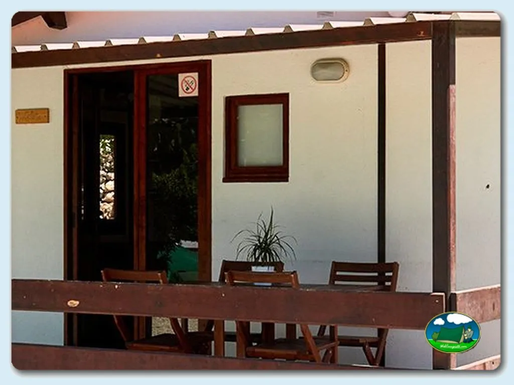 Mobil-home con terraza y entrada del Camping Playa Paraíso, Villajoyosa (Alicante)
