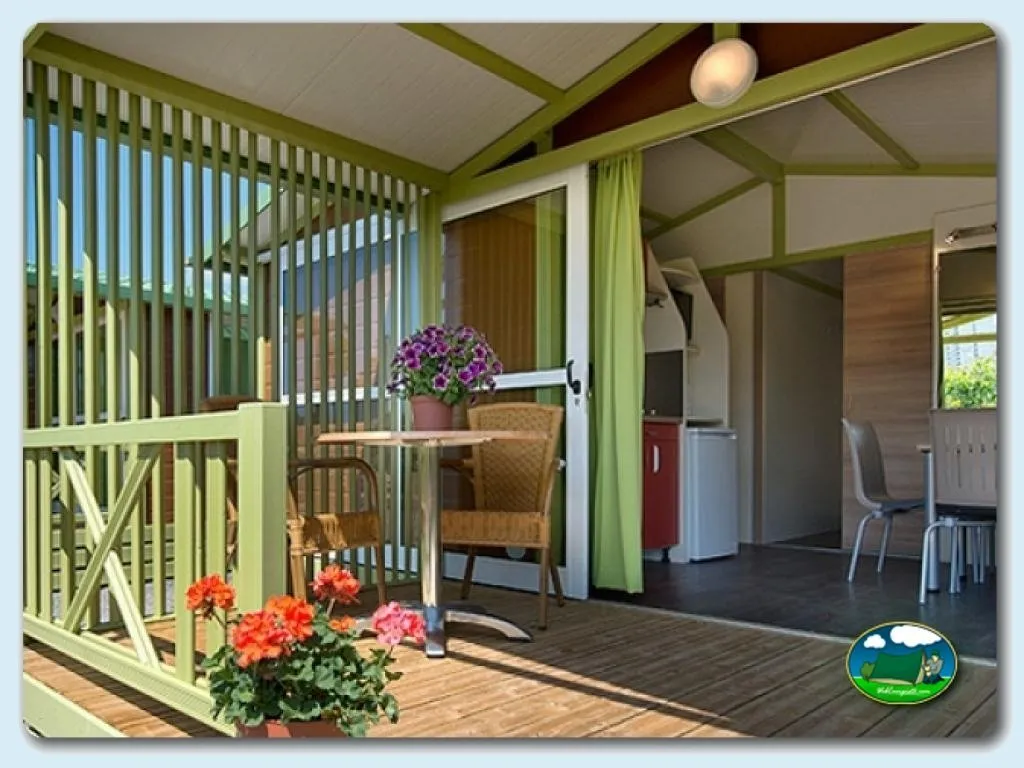 Glamping con terraza y zona de estar del Camping Villasol, Benidorm (Alicante)