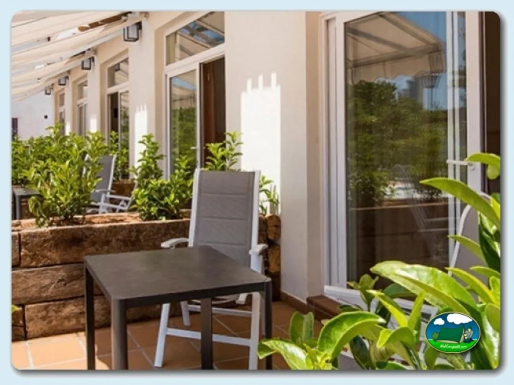 Glamping con terraza cubierta y jardín del Camping Villasol, Benidorm (Alicante)