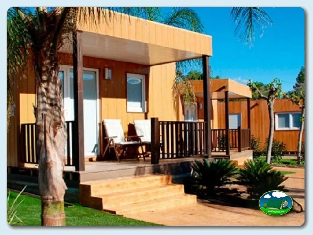 Bungalow con terraza y zona de descanso del Camping Villasol, Benidorm (Alicante)