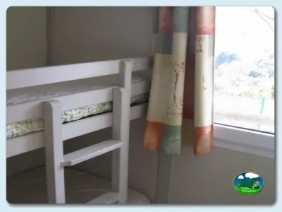 Mobil-home interior con literas del Camping Vall de Laguar, Campell (Alicante)