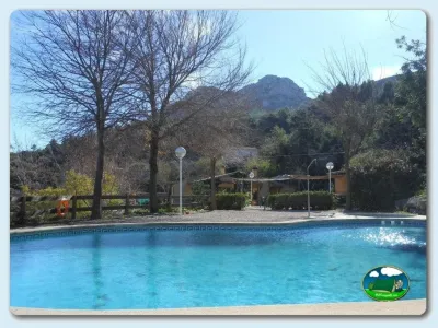 Piscina con vistas a la montaña del Camping Vall de Laguar, Campell (Alicante)