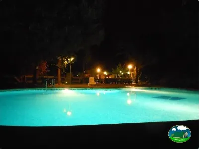 Piscina iluminada nocturna con bar del Camping Vall de Laguar, Campell (Alicante)