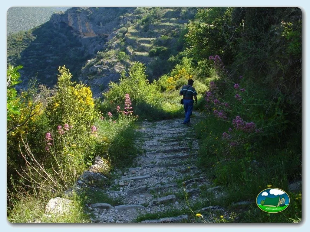 Senderismo en sierra con vistas a cañón del Camping Vall de Laguar, Campell (Alicante)