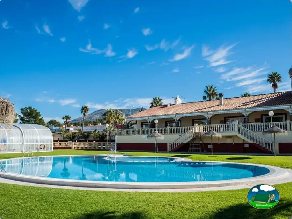 Piscina con vistas a la montaña y bungalow del Camping El Raco, Benidorm (Alicante)