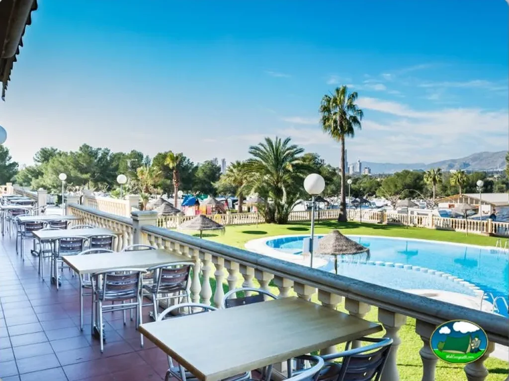 Piscina con vistas a la montaña, restaurante y parcelas del Camping El Raco, Benidorm (Alicante)