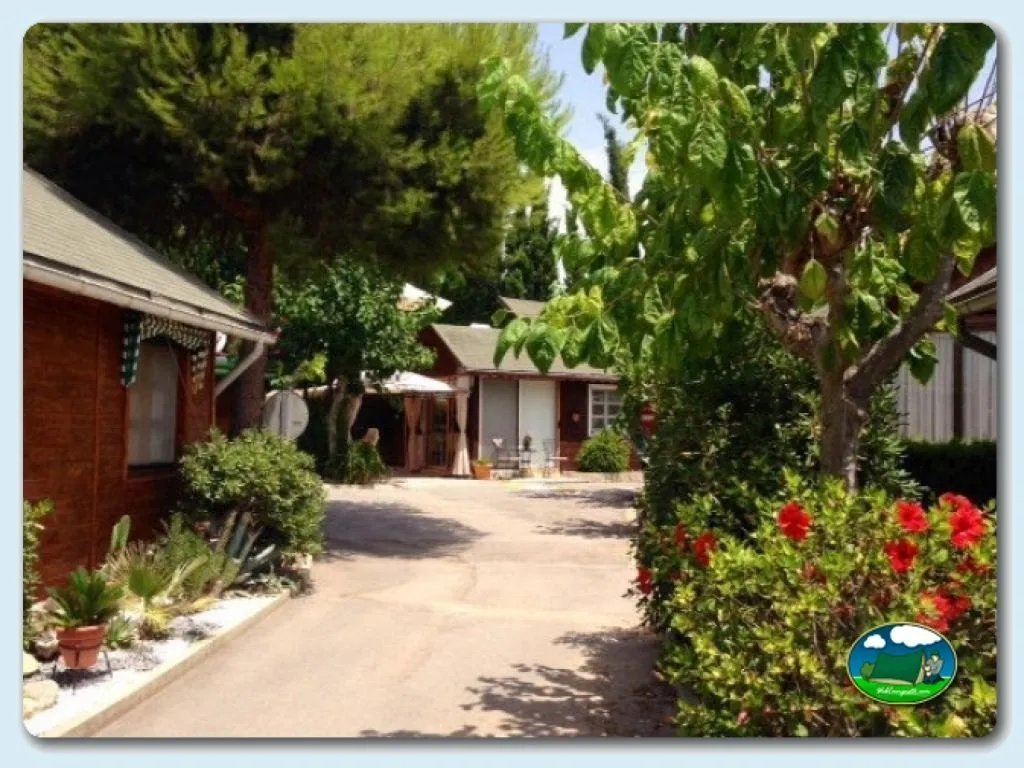 Bungalow con jardín y flores rojas del Camping Benisol, Benidorm (Alicante)