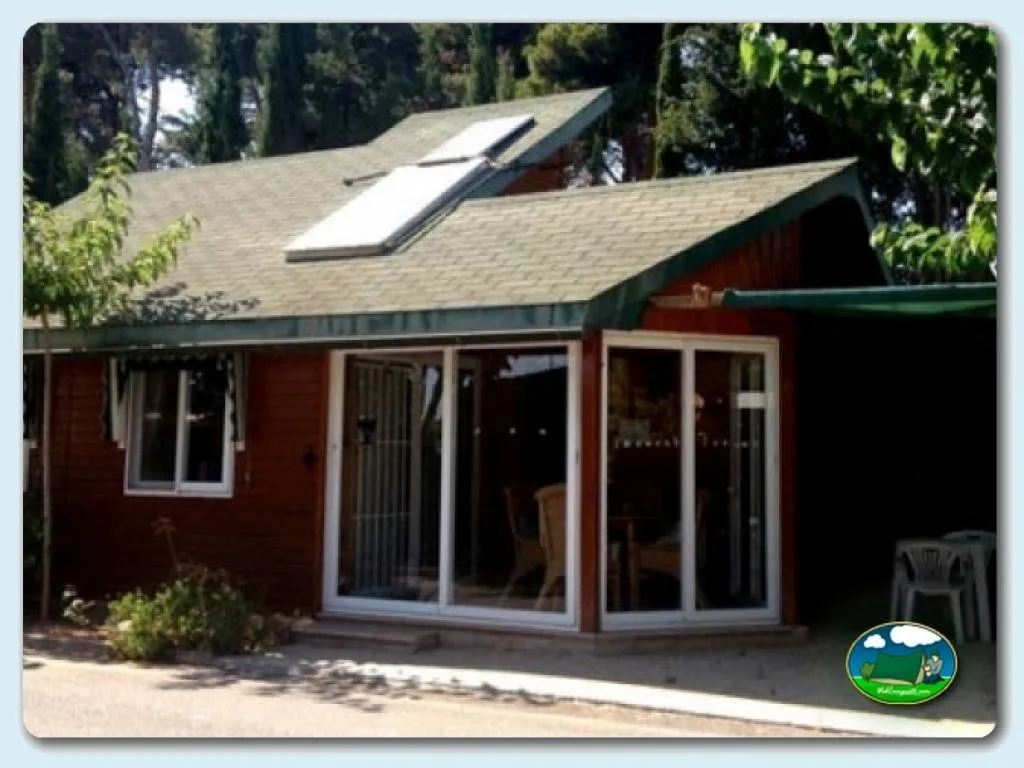 Bungalow de madera con terraza y vistas al bosque del Camping Benisol, Benidorm (Alicante)