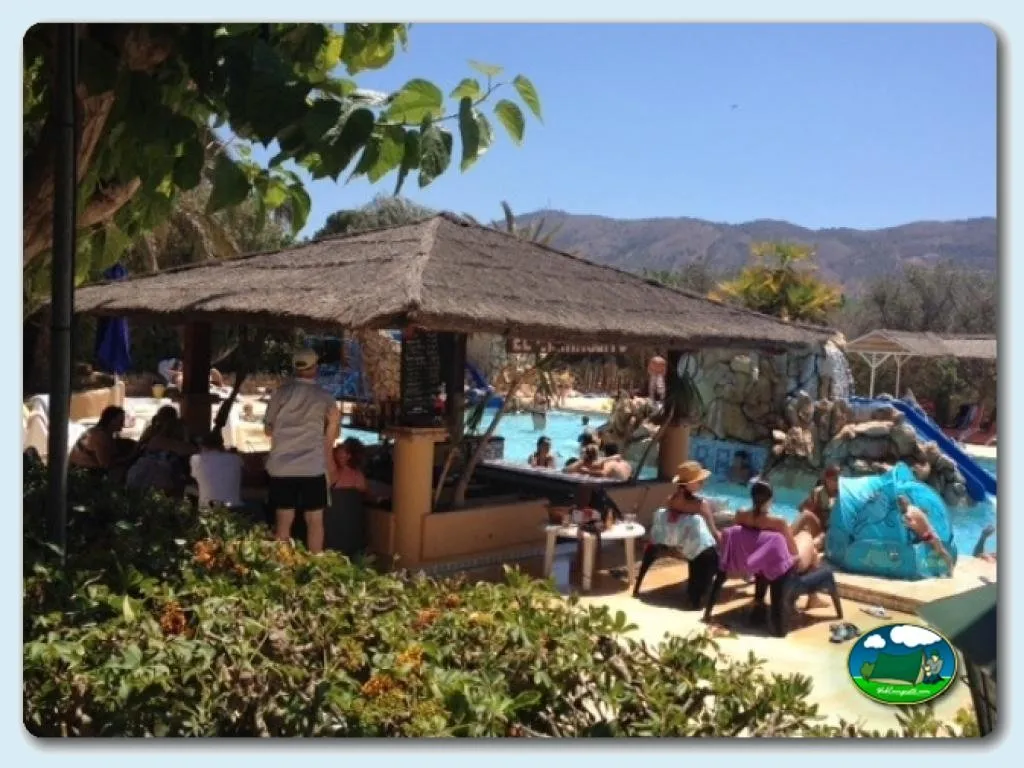 Piscina con bar y vistas a la montaña del Camping Benisol, Benidorm (Alicante)