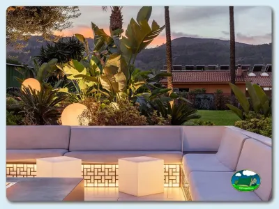 Zona de relax con vistas a la montaña al atardecer del Camping Villamar, Benidorm (Alicante)