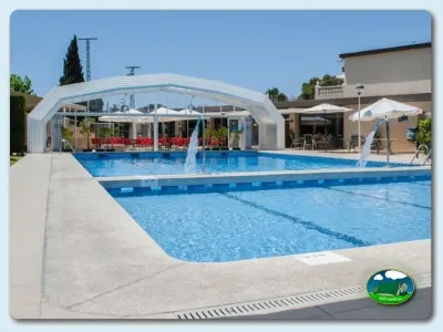 Piscina climatizada con tobogán y zona de relajación del Camping Arena Blanca, Benidorm (Alicante)