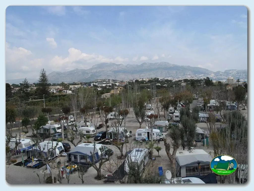 Parcelas con mobil-home y vistas a la montaña del Camping Cap Blanch, Altea (Alicante)