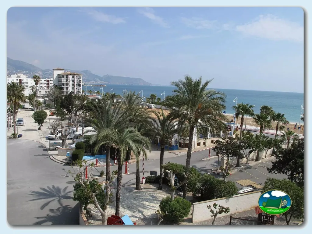 Primera línea de playa con palmeras y vistas al mar del Camping Cap Blanch, Altea (Alicante)