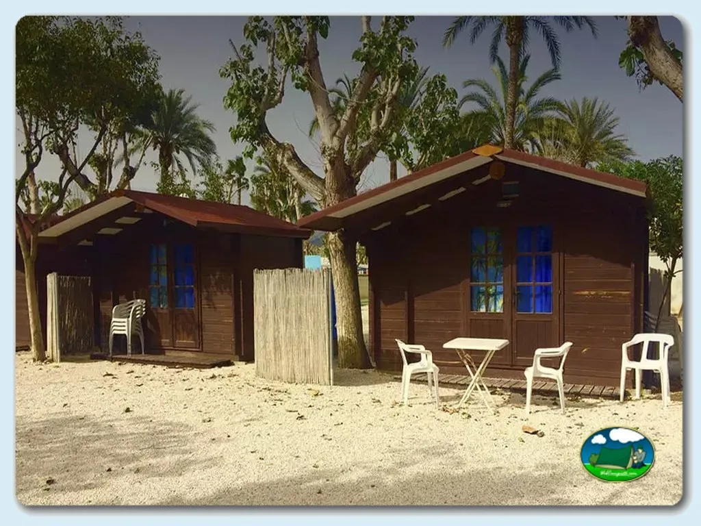 Bungalow de madera con terraza y palmeras del Camping Cap Blanch, Altea (Alicante)