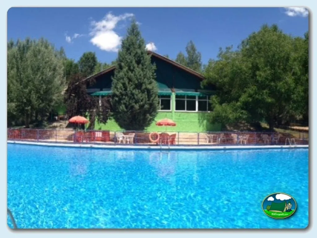 Piscina con zona de recreo y montaña al fondo del Camping Montesinos, Ossa De Montiel (Albacete)