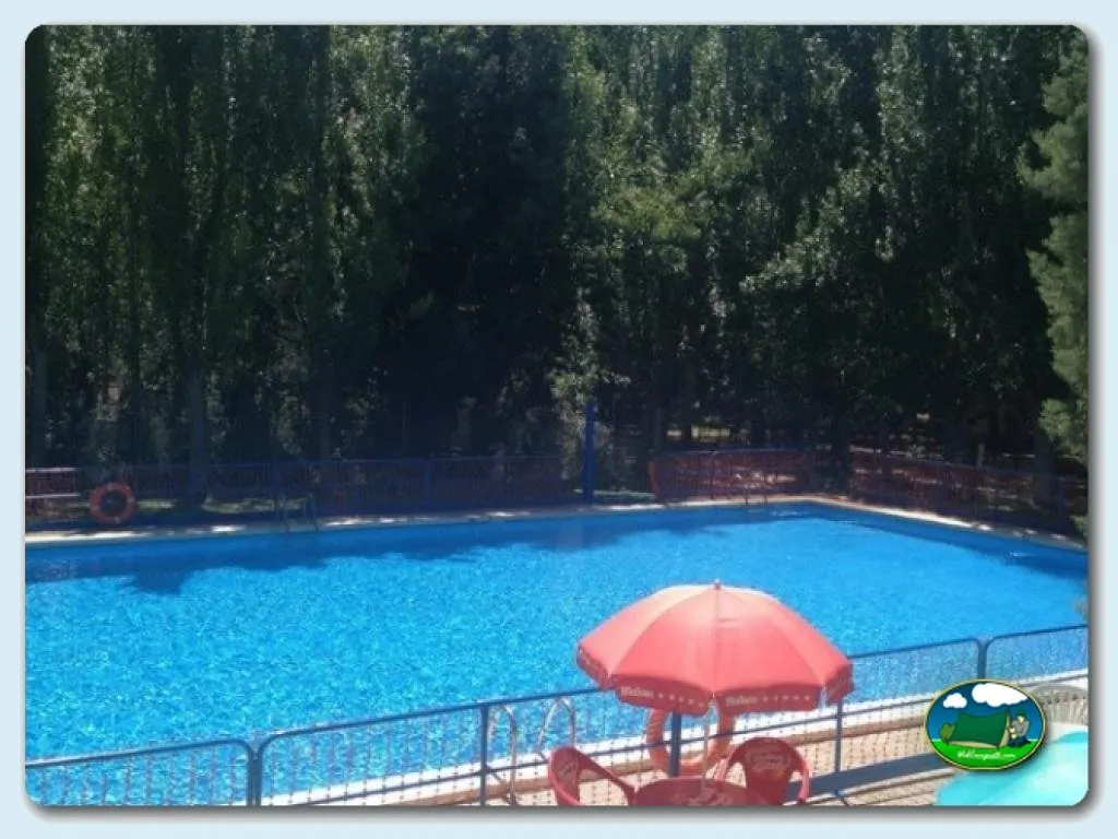 Piscina con vistas a la montaña y arboleda del Camping Montesinos, Ossa De Montiel (Albacete)