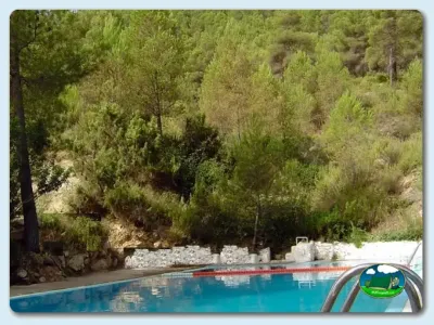 Piscina con vistas a la montaña y bosque del Camping Venta de Contreras, Minglanilla (Cuenca)