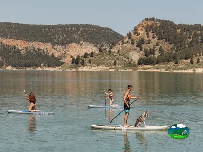 Lago con vistas a la montaña, actividades de paddle surf del Camping Kikopark Rural, Villargordo del Cabriel (Valencia)