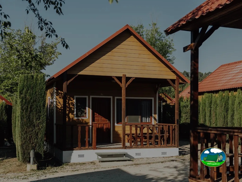 Cabaña de madera con porche y pérgola del Camping Kikopark Rural, Villargordo del Cabriel (Valencia)
