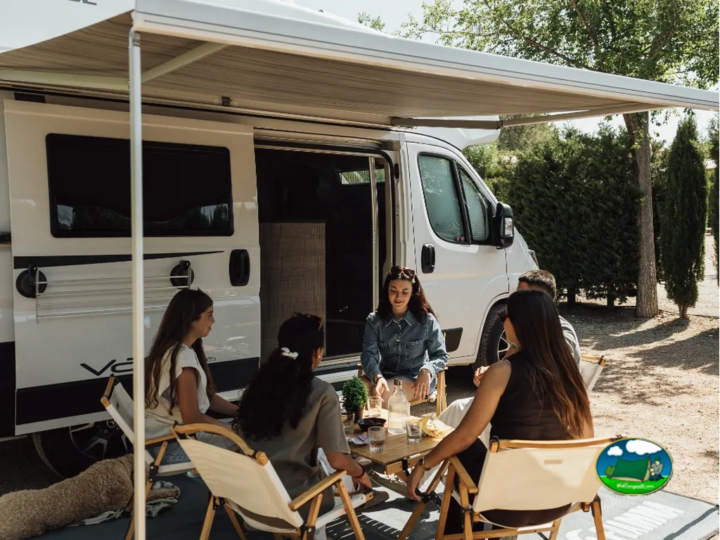 Mobil-home con toldo y zona de estar del Camping Kikopark Rural, Villargordo del Cabriel (Valencia)