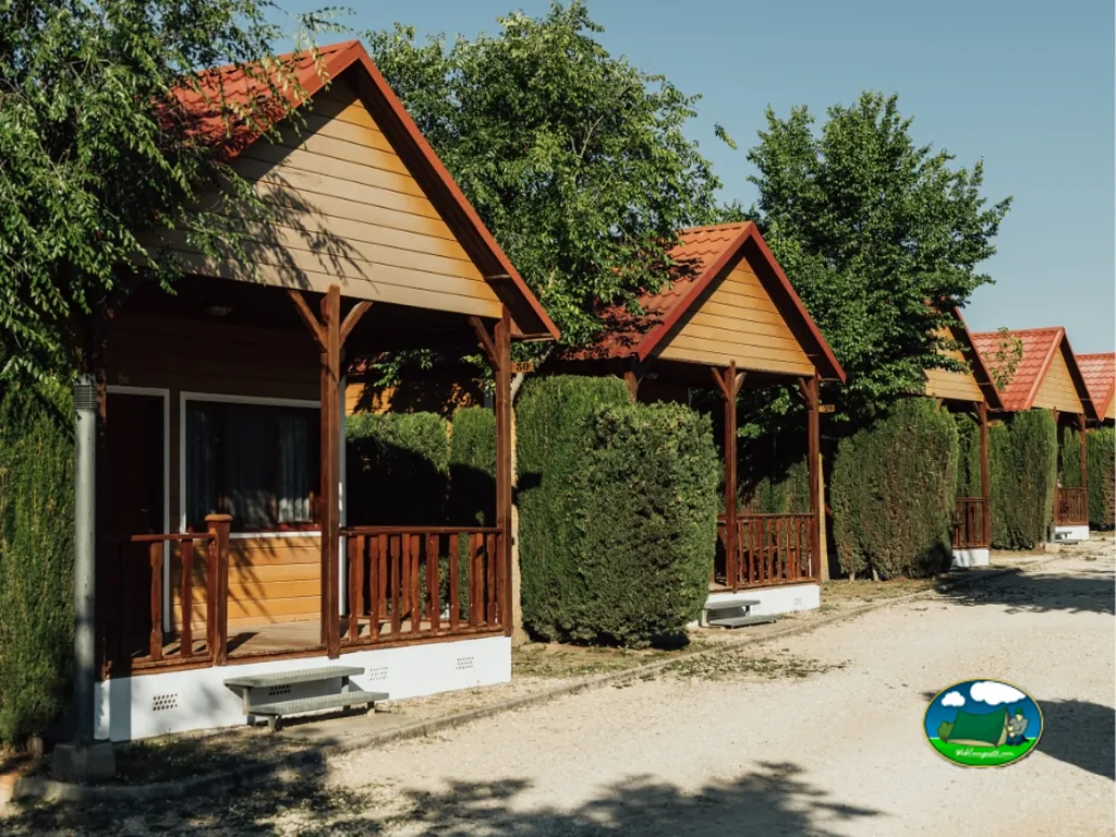 Bungalow con terraza de madera y techo rojo del Camping Kikopark Rural, Villargordo del Cabriel (Valencia)