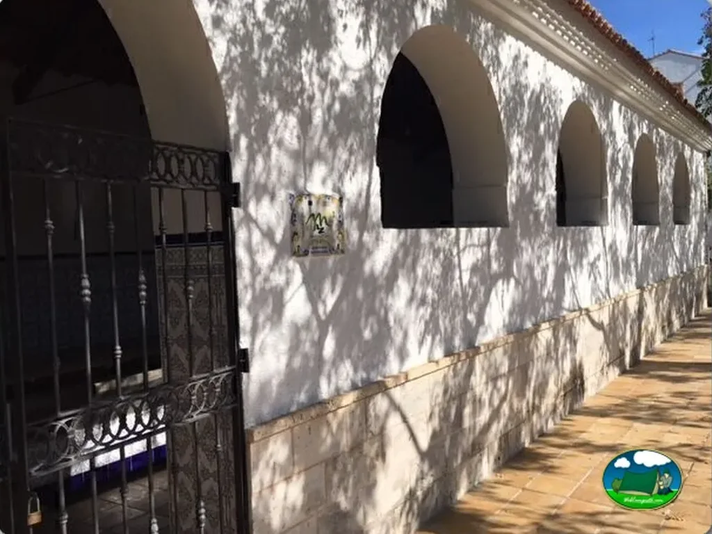 Cabaña con arquitectura tradicional y portada del Camping Las Jaras, Jarafuel (Valencia)