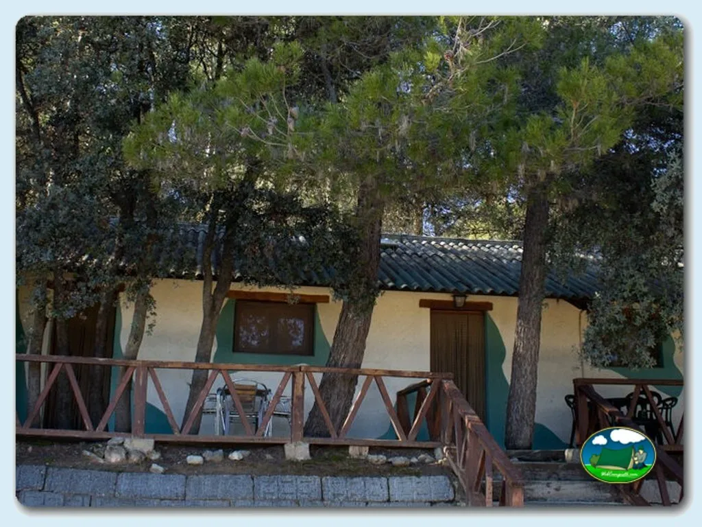 Cabaña entre árboles con terraza del Camping Los Carasoles, Enguera (Valencia)