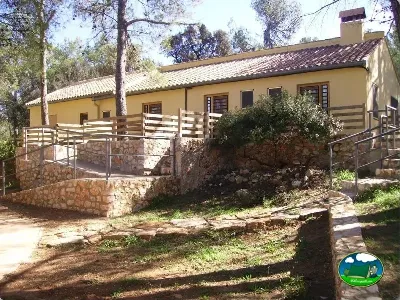 Bungalow con terraza y vistas a la sierra del Camping El Teularet, Enguera (Valencia)