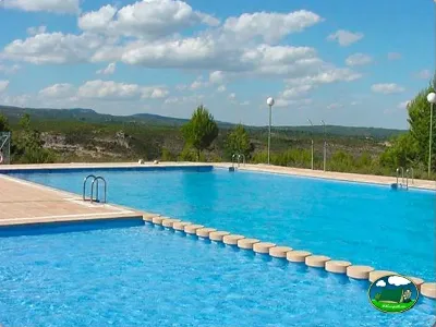 Piscina con vistas a la montaña del Camping El Teularet, Enguera (Valencia)