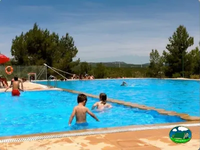 Piscina con vistas a la montaña, niños bañándose del Camping El Teularet, Enguera (Valencia)