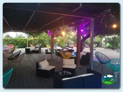 Bar restaurante con iluminación led y zona de descanso del Camping La Pinada, Enguera (Valencia)