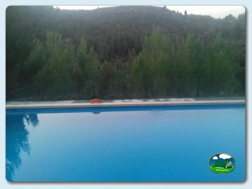 Lago con vistas a la montaña y bosque del Camping Villa de Viver, Viver (Castellón)