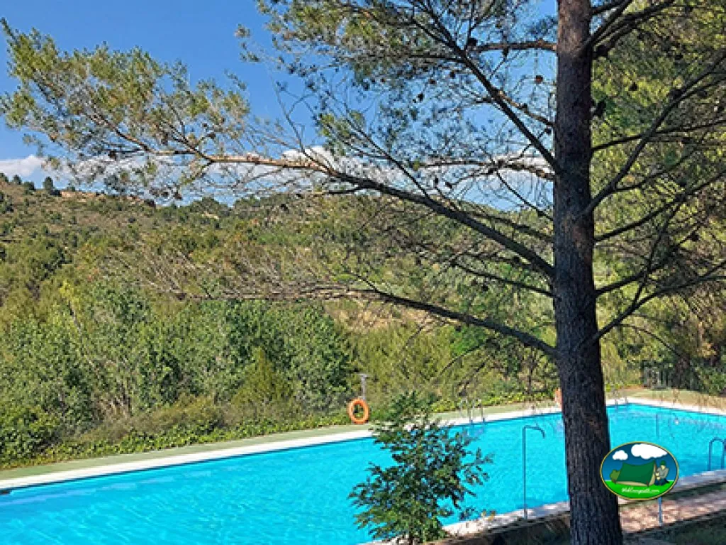 Piscina con vistas a la montaña del Camping Villa de Viver, Viver (Castellón)