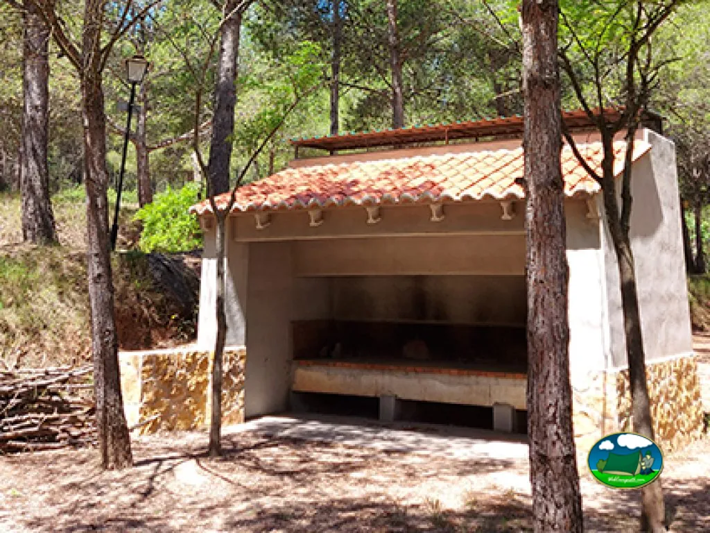 Aseos en zona arbolada del Camping Villa de Viver, Viver (Castellón)