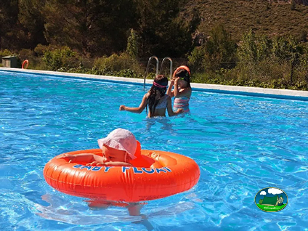 Piscina infantil con niños y flotador del Camping Villa de Viver, Viver (Castellón)