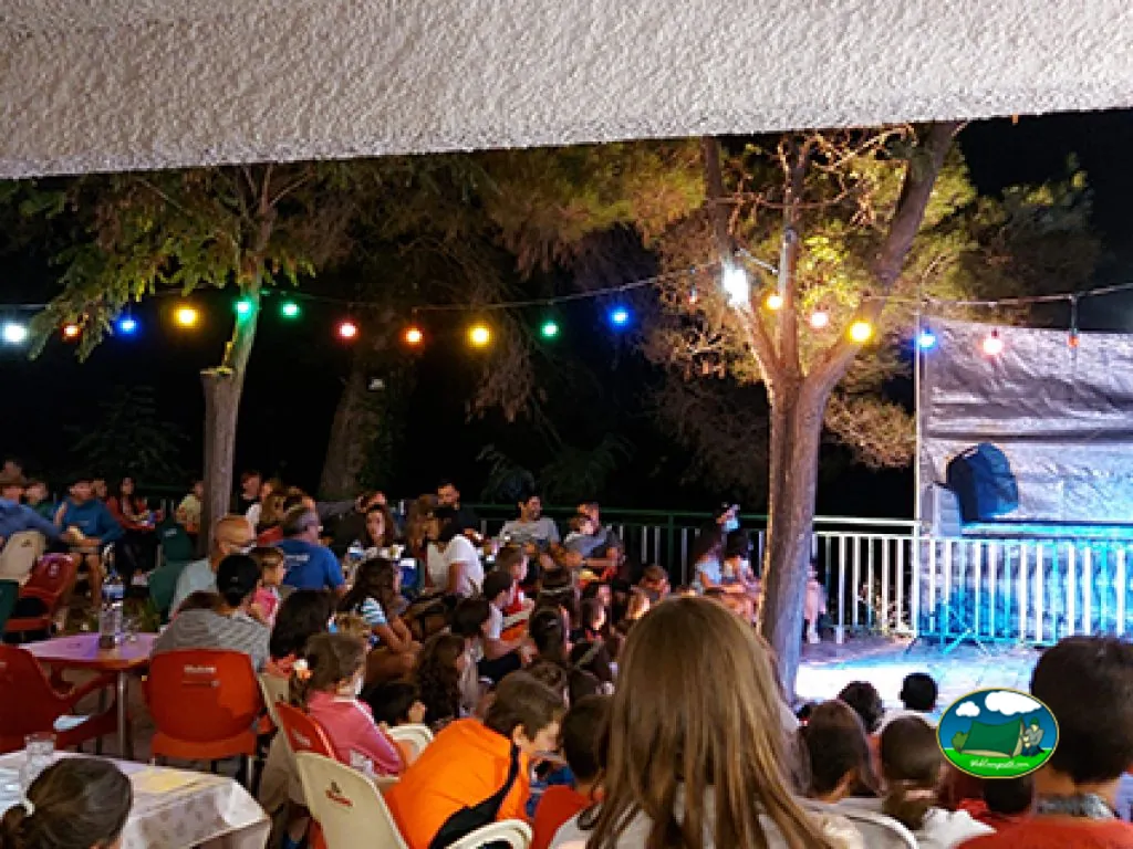 Zona de entretenimiento nocturna con piscina iluminada del Camping Villa de Viver, Viver (Castellón)