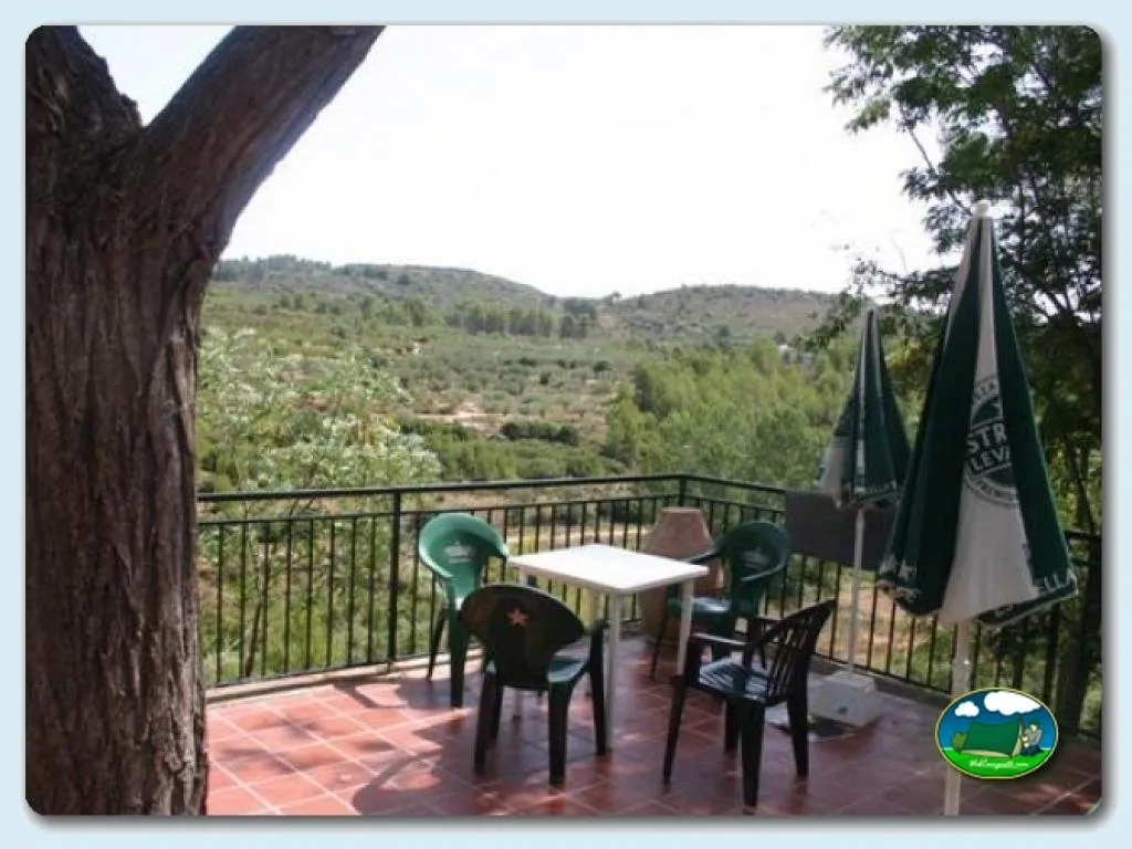 Terraza con vistas a la montaña y zona de estar del Camping Villa de Viver, Viver (Castellón)