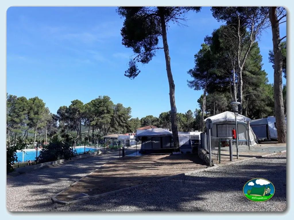 Parcela con mobil-home y piscina entre pinos del Camping Municipal de Altura, Altura (Castellón)
