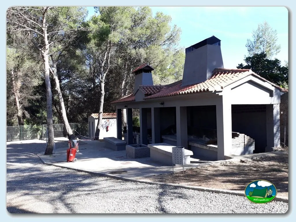 Recepción y aseos con vistas a la montaña del Camping Municipal de Altura, Altura (Castellón)
