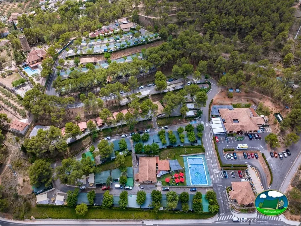 Plano del recinto con piscina y parcelas en montaña del Camping Altomira, Navajas (Castellón)